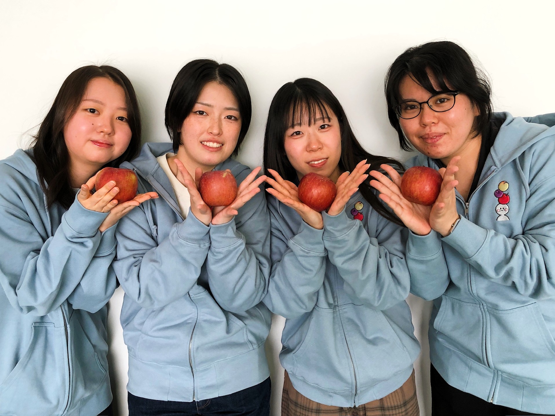 【栄養学科】ぐんまのフルーツ広報大使　パーカーをいただきました